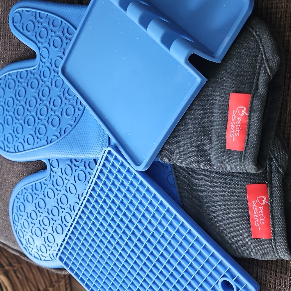 Petits Desserts Silicone Set Oven Mitts Spoon Rest And Mats